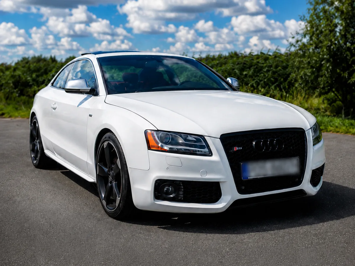 To samo Audi S5 po korekcie AutoKadr: czyste światło i uporządkowane tło