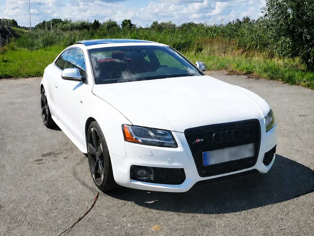 Audi S5 sfotografowane telefonem: zimne kolory, bałagan w tle